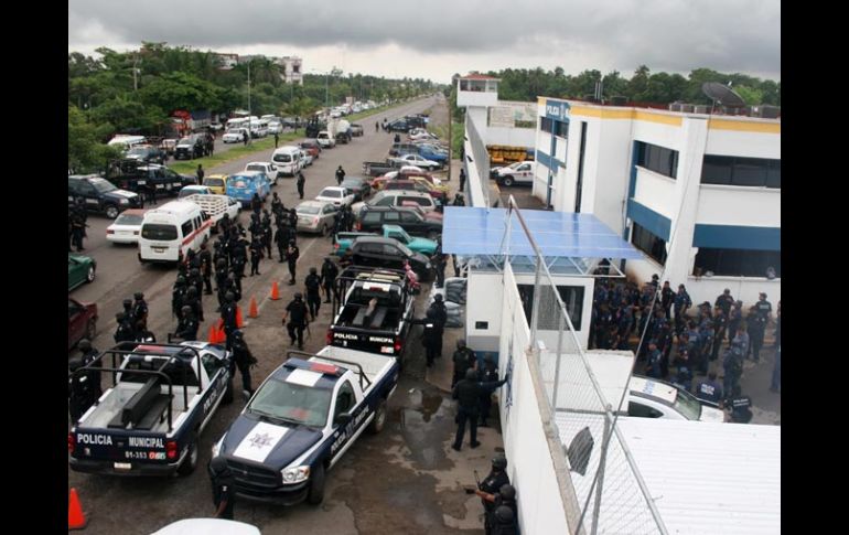 Cerca de 300 elementos de la Policía Municipal del puerto de Lázaro Cárdenas, Michoacán, iniciaron un paro indefinido de labores. EFE  /