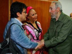 Fidel Castro dialoga con Piedad Córdoba, senadora colombiana, a quien acompaña su ayudante, en su entrevista con el revolucionario. EFE  /