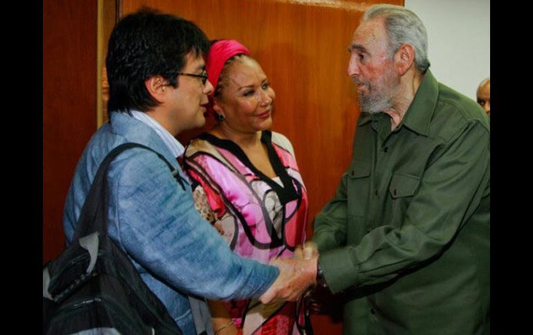 Fidel Castro dialoga con Piedad Córdoba, senadora colombiana, a quien acompaña su ayudante, en su entrevista con el revolucionario. EFE  /