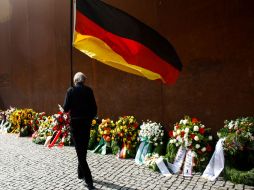 Se han puesto ofrendas florales en honor a las víctimas del Muro de Berín. AP  /