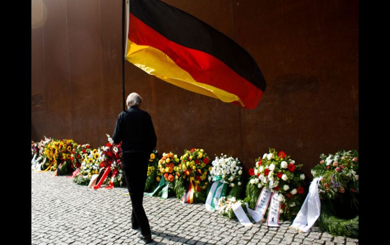 Se han puesto ofrendas florales en honor a las víctimas del Muro de Berín. AP  /