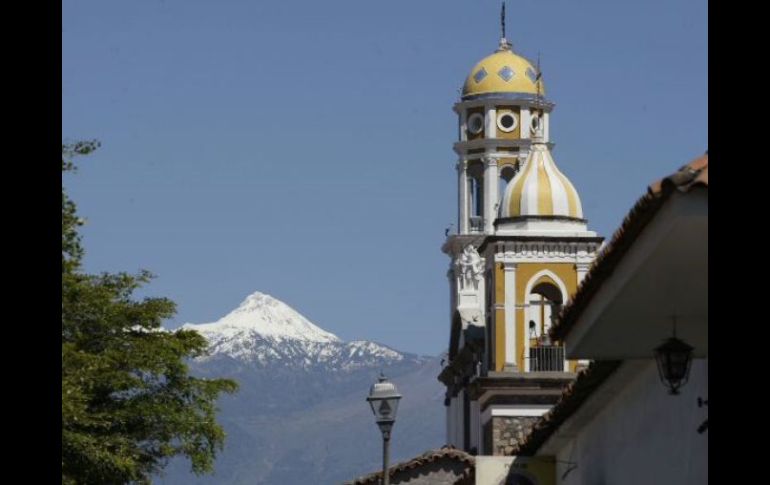 Colima tiene relevancia turística por el volcán y económica por el puerto de Manzanillo. S NÚÑEZ  /