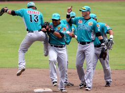 Jugadores de Saraperos festejan el triunfo en el segundo partido de la Serie. NTX  /