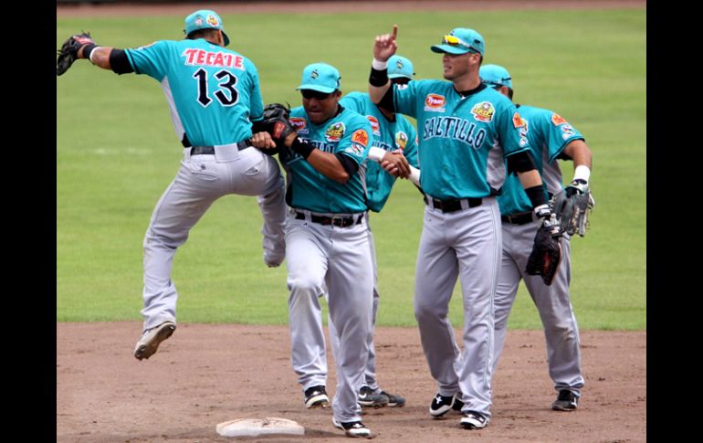 Jugadores de Saraperos festejan el triunfo en el segundo partido de la Serie. NTX  /