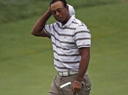 Tiger Woods se lamenta después de perder la posibilidad de Birdie en el sexto hoyo. AP  /