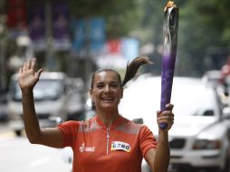 Yelena Isinbayeva, quien es embajadora de los JOJ, transportaba ayer la flama olímpica en Singapur. AP  /