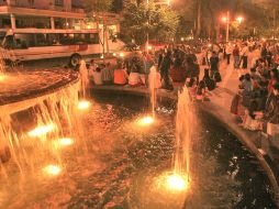 La noche del sábado, la gente se apropia del camellón de Avenida Chapultepec.. S. NÚÑEZ  /