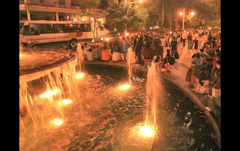 La noche del sábado, la gente se apropia del camellón de Avenida Chapultepec.. S. NÚÑEZ  /