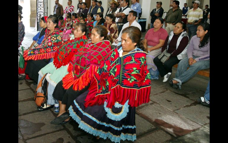 Al Coloquio Participación Indígena representantes de grupos mazahuas, purépeches, nahuas, mixtecos y huicholes. E. BARRERA  /