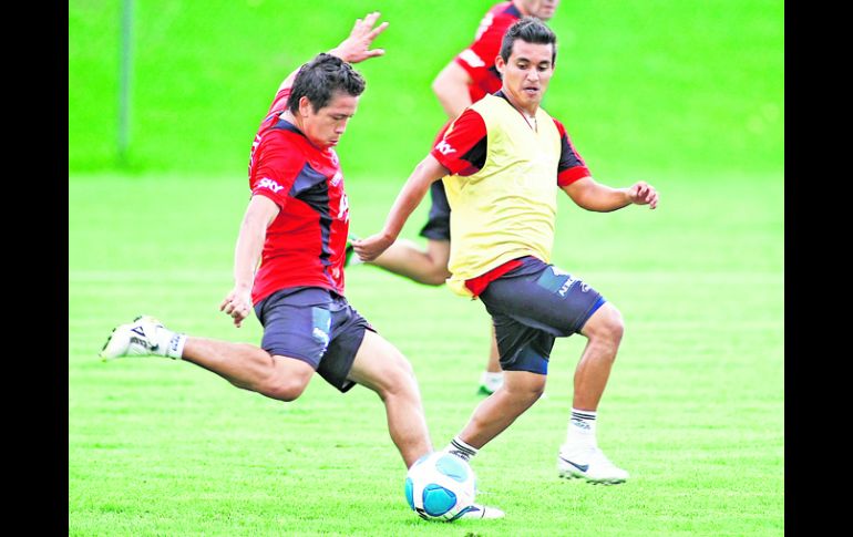 Hebert Alférez patea un balón, ante la mirada de uno de sus compañeros durante la práctica. E. PACHECO  /