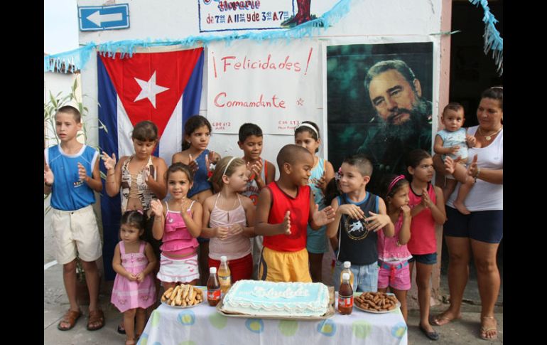 Niños de Sancti Spiritus celebran el cumpleaños número 84 de Fidel Castro. Ayer fue día de fiesta para el pueblo cubano. AP  /