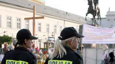 Policías custodian las afueras del Palacio Nacional en Varsovia donde se ubica la cruz en cuestión. EFE  /