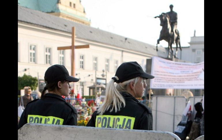 Policías custodian las afueras del Palacio Nacional en Varsovia donde se ubica la cruz en cuestión. EFE  /