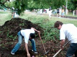 Los vecinos de esta avenida se reunieron frente a Plaza Exhimoda para hacer labores de jardinería a un costado de las vías.E. PACHECO  /