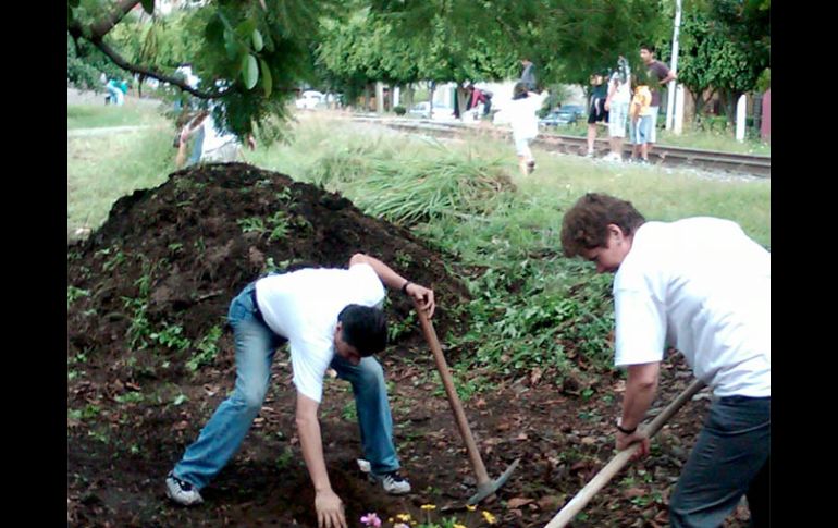 Los vecinos de esta avenida se reunieron frente a Plaza Exhimoda para hacer labores de jardinería a un costado de las vías.E. PACHECO  /