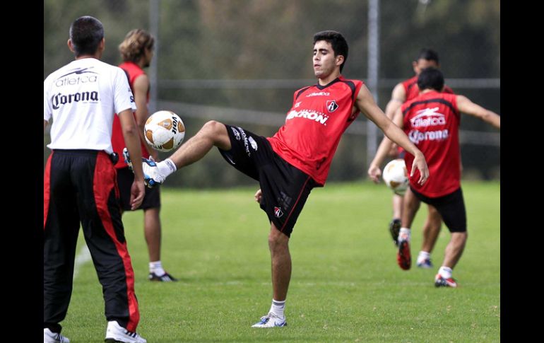 Néstor Vidrio controla un balón durante el entrenamiento de los Zorros. E. PACHECO  /