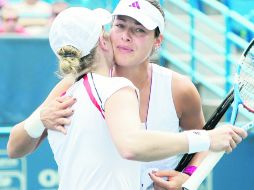 Kim Clijsters se despide de la serbia Ana Ivanovic, luego de que ésta se retirara por lesión. AP  /