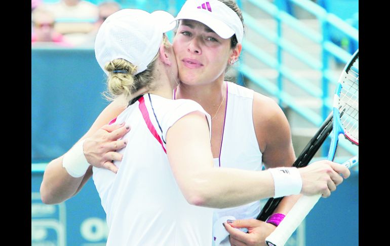 Kim Clijsters se despide de la serbia Ana Ivanovic, luego de que ésta se retirara por lesión. AP  /