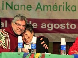 • El mandatario paraguayo, Fernando Lugo, abraza a la activista chilena Francisca Rodríguez, en Asunción. EFE  /