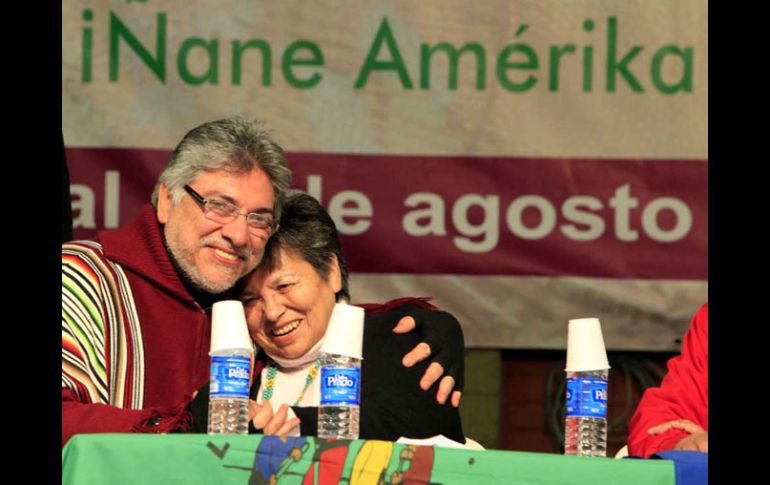 • El mandatario paraguayo, Fernando Lugo, abraza a la activista chilena Francisca Rodríguez, en Asunción. EFE  /