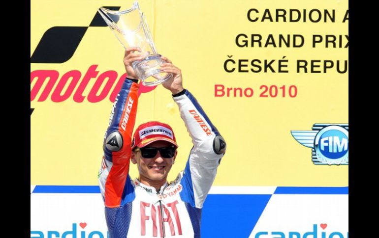 Jorge Lorenzo sube al podio logrando el primer lugar de MotoGP. EFE  /