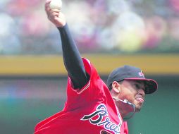 El pitcher de los Bravos, Jair Jurrjens, sigue lanzando con efectividad en el Turner Field de Atlanta. REUTERS  /