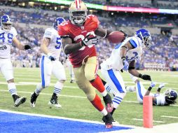 Anthony Dixon, corredor de los 49ers, colaboró con 100 yardas. AP  /