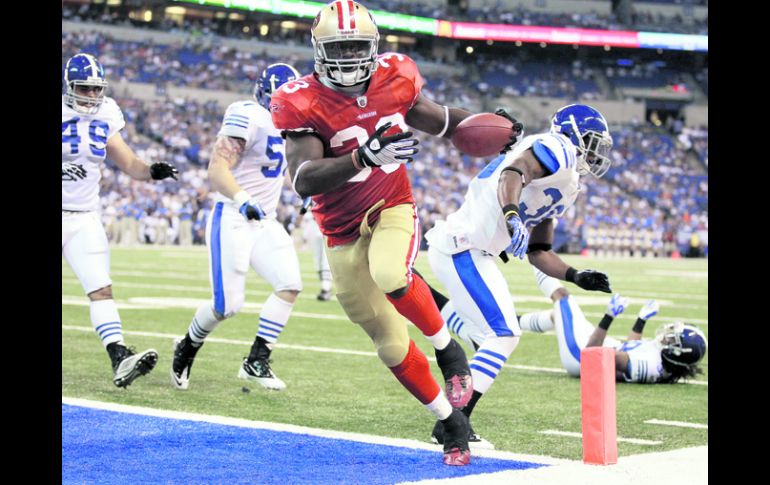 Anthony Dixon, corredor de los 49ers, colaboró con 100 yardas. AP  /