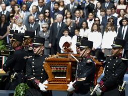 Soldados del Ejército Mexicano custodian los restos de los 14 héroes de la Independencia durante su traslado a Palacio Nacional. EFE  /