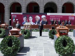 Felipe Calderón monta una guardia de honor a los restos de los héroes patrios en uno de los patios del Palacio Nacional. NTX  /