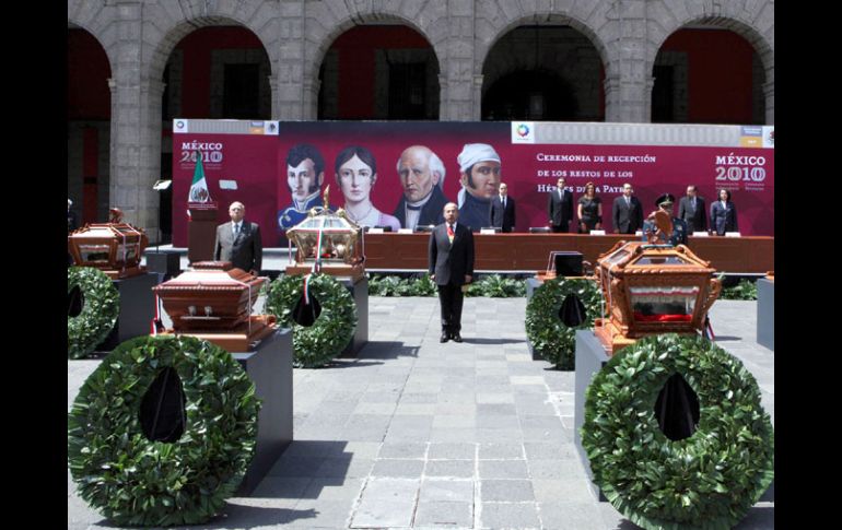 Felipe Calderón monta una guardia de honor a los restos de los héroes patrios en uno de los patios del Palacio Nacional. NTX  /