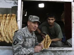 El general David Petraeus, jefe de las fuerzas estadounidenses en Afganistán, visita una panadería en Kabul. AP  /