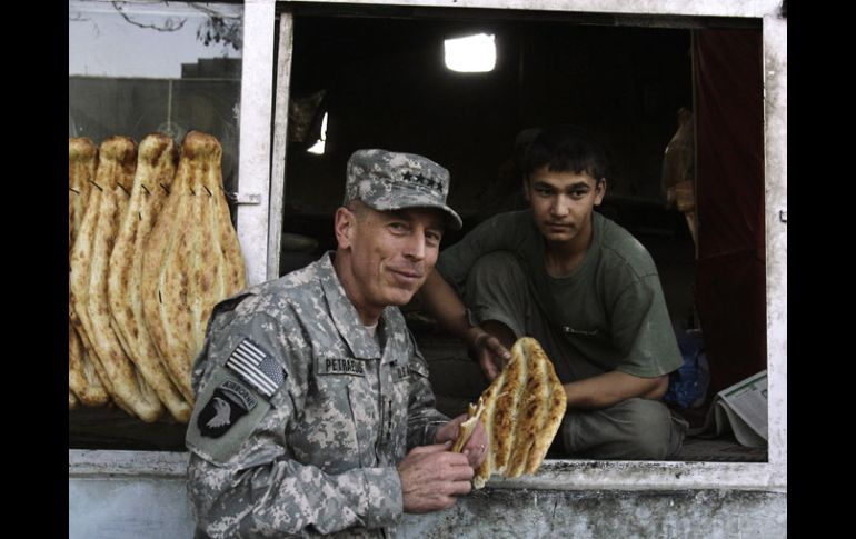 El general David Petraeus, jefe de las fuerzas estadounidenses en Afganistán, visita una panadería en Kabul. AP  /