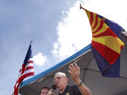 J.D. Hayworth acompañó al sheriff de Maricopa, Joe Arpaio, en la concentración a favor de la Ley SB 1070 en Hereford, Arizona. AP  /