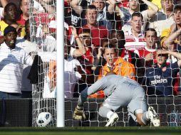 Foto de acción del autogol de Pepe Reina. REUTERS  /