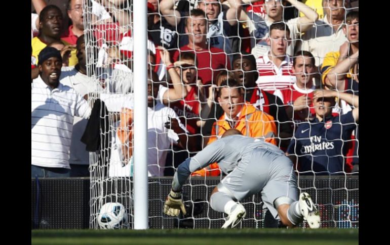 Foto de acción del autogol de Pepe Reina. REUTERS  /