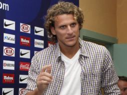 Diego Forlán al inicio de la rueda de prensa que ofreció hoy en la Ciudad Deportiva de Majadahonda. EFE  /