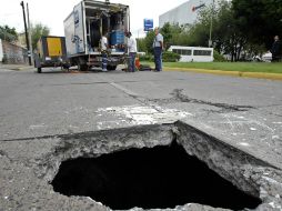 El hundimiento se registró en los carriles laterales  de avenida López Mateos en el cruce de la calle Justo Sierra. E. BARRERA  /