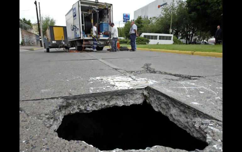 El hundimiento se registró en los carriles laterales  de avenida López Mateos en el cruce de la calle Justo Sierra. E. BARRERA  /