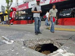 Personal del cuerpo de bomberos acudió al lugar para resguardar a la población. E. BARRERA  /