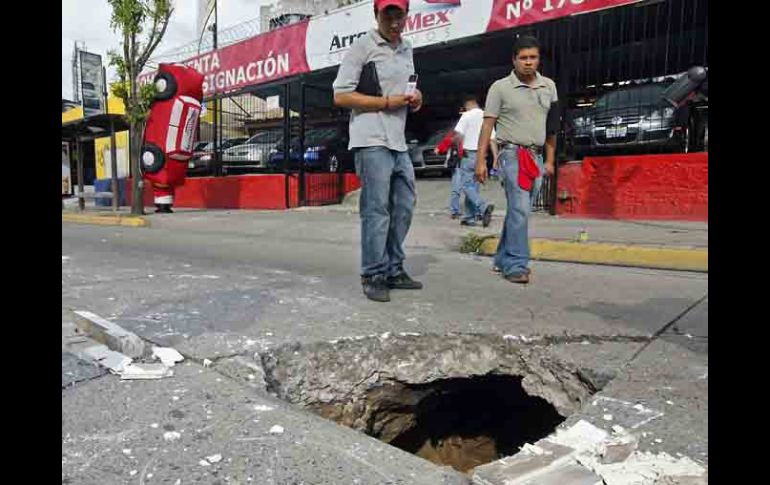 Personal del cuerpo de bomberos acudió al lugar para resguardar a la población. E. BARRERA  /