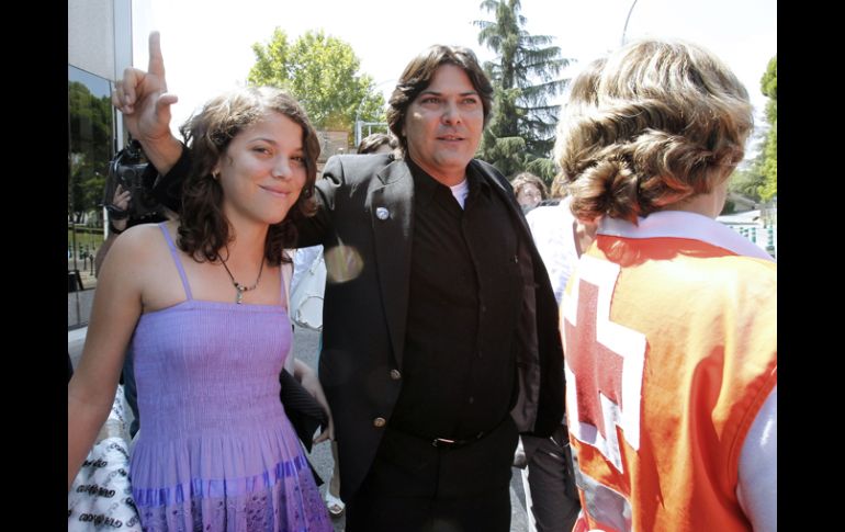 Regis Iglesias Ramírez en el momento de su llegada acompañado de algunos familiares. EFE  /