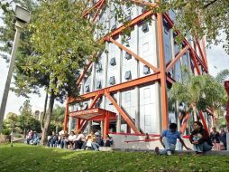 Cerca de dos mil padres de familia acudieron a las instalaciones de la Secretaria de Educación Jalisco. E. BARRERA  /