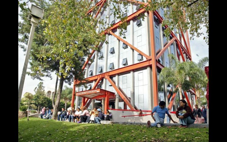 Cerca de dos mil padres de familia acudieron a las instalaciones de la Secretaria de Educación Jalisco. E. BARRERA  /