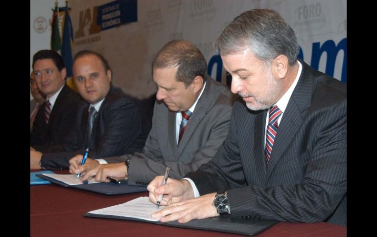 La firma del convenio se dio en el marco de la inauguración del Primer Foro de Competencia Económica. ESPECIAL  /