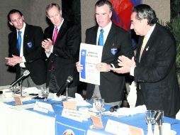 Carlos Andrade Garín (con diploma) recibió una distinción por su participación en la reunión del Consejo American Chamber. MEXSPORT  /