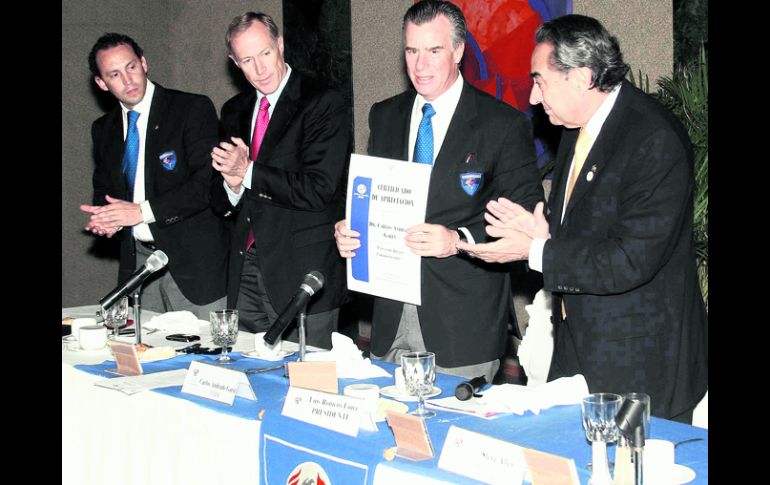 Carlos Andrade Garín (con diploma) recibió una distinción por su participación en la reunión del Consejo American Chamber. MEXSPORT  /