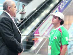 Bernardo de la Garza (der.) platica con el embajador de México en Singapur, Antonio Villegas. NTX  /