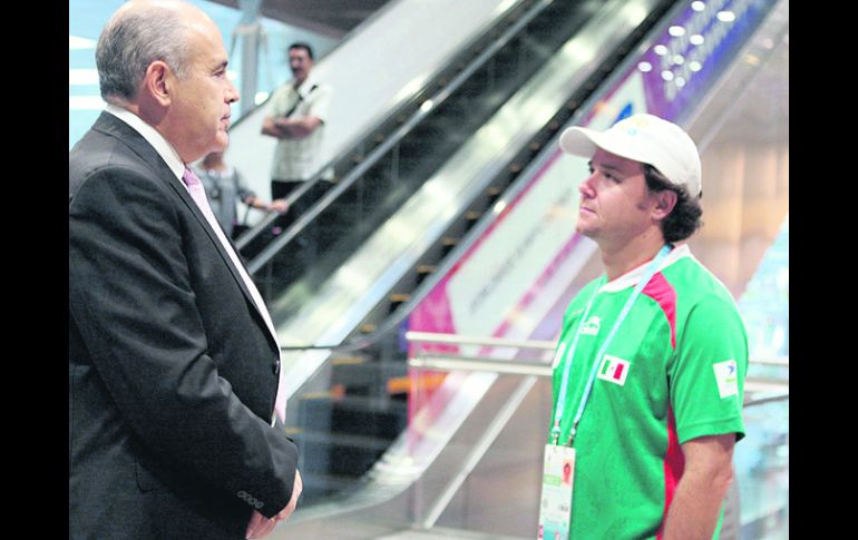 Bernardo de la Garza (der.) platica con el embajador de México en Singapur, Antonio Villegas. NTX  /