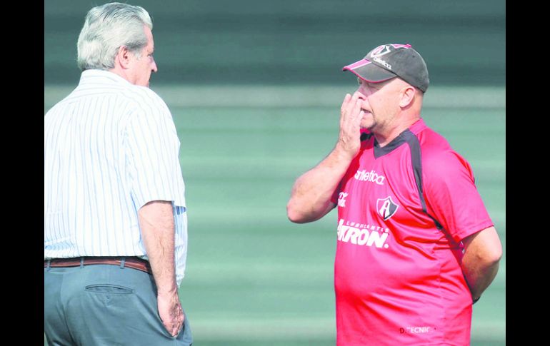 Carlos Ischia (der.) conversa con el director deportivo Rafael Lebrija, durante la práctica de ayer en Colomos. MEXSPORT  /